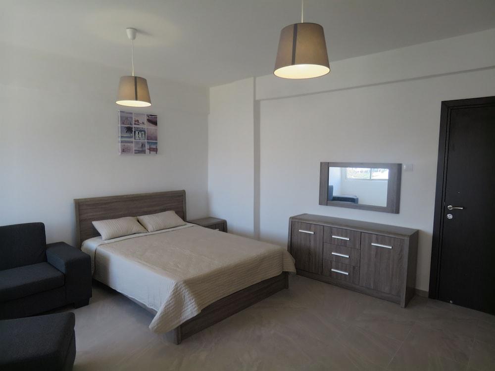 Polyxeni Hotel Apartments Limassol Ngoại thất bức ảnh