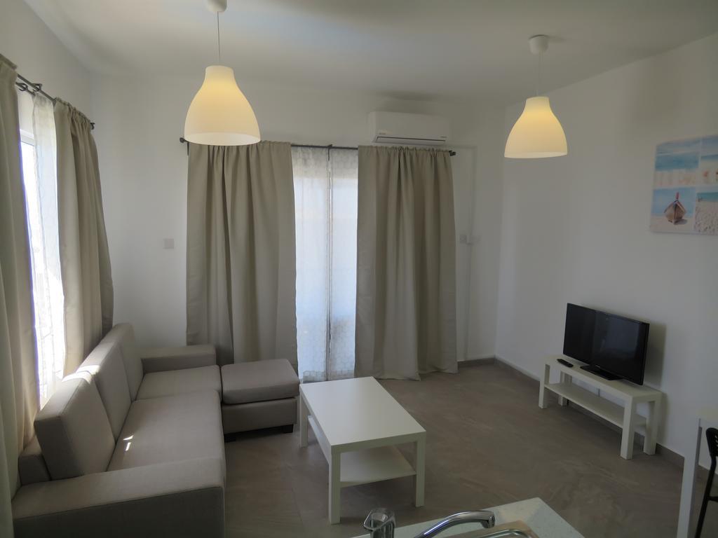 Polyxeni Hotel Apartments Limassol Ngoại thất bức ảnh